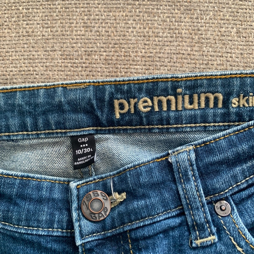 GAP Premium Skinny Jeans in Medium Blue with Gold Stitching